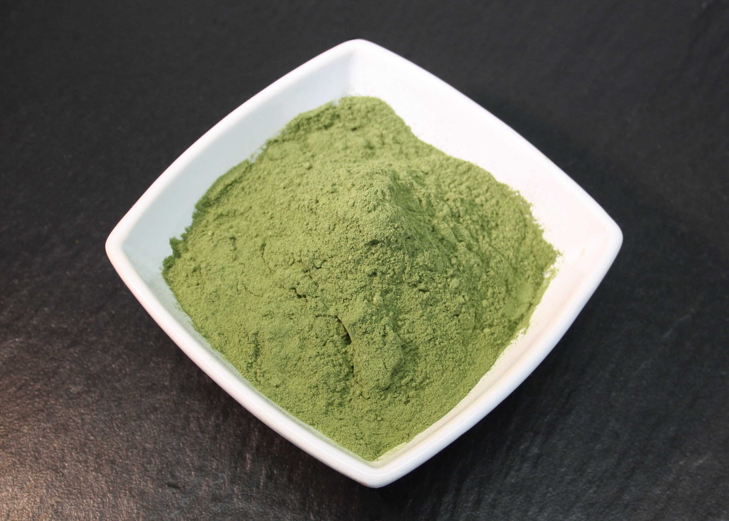 Sellerieblätter gemahlen